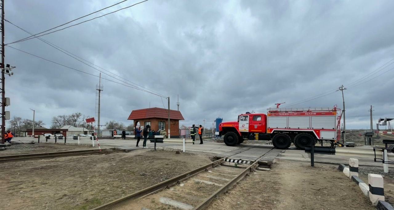 Практическое занятие на железнодорожном переезде для водителей  спецтранспорта провели в Верхнем Баскунчаке | АРБУЗ