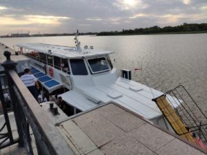 В речной трамвайчик теперь можно войти только с купленным билетом
