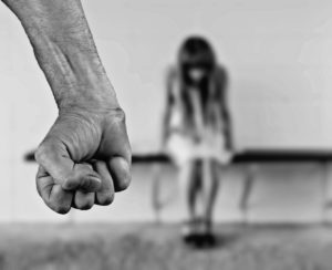 В Астрахани подростки, среди которых девочки, избили женщину