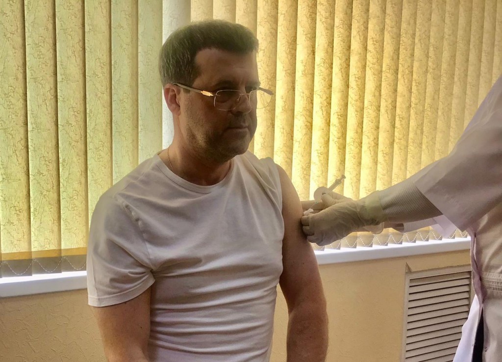 Астраханский министр здравоохранения сделал прививку