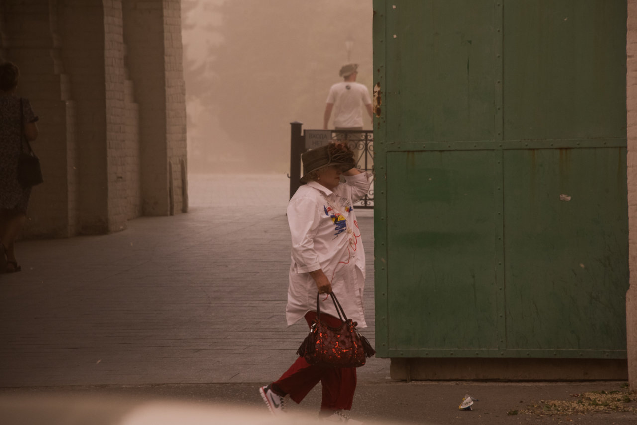 На Астраханскую область снова наступает пыльная буря