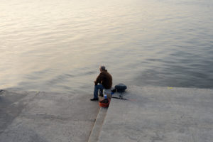 Что это: в Астраханской области поймали рыбу необычного цвета со зловещими точками