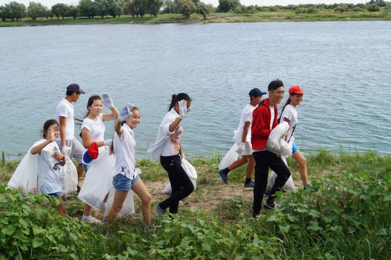Астраханские школьники и студенты побегут за мусором