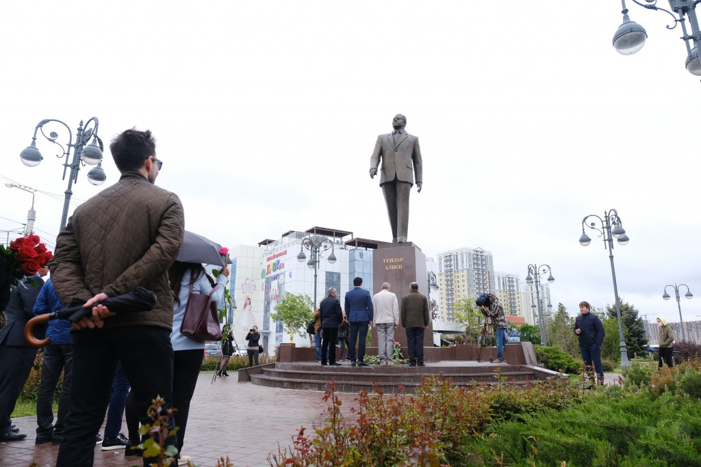 «Мудрый и дальновидный»: в Астрахани почтили память Гейдара Алиева