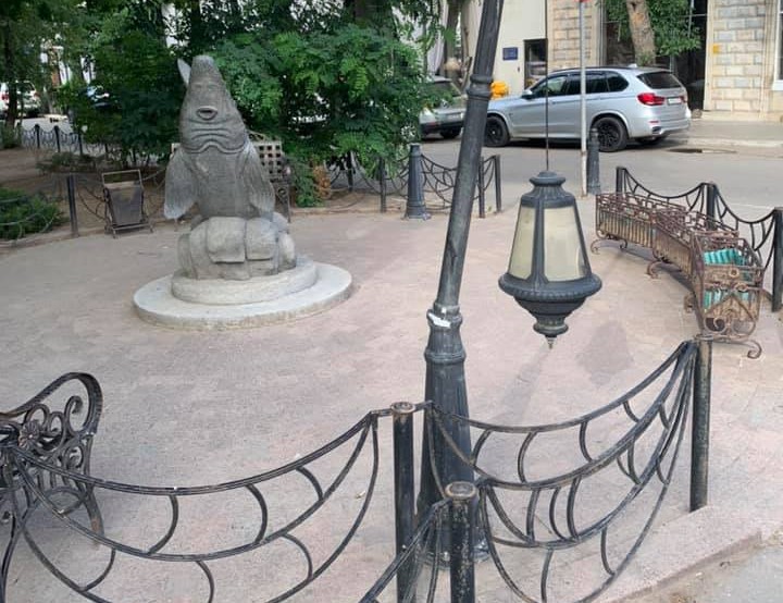 Вандалы в Астрахани сломали фонари у памятника осетру