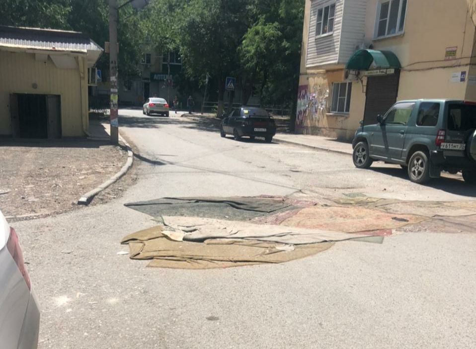 Астраханцы накрывают ямы на дорогах коврами