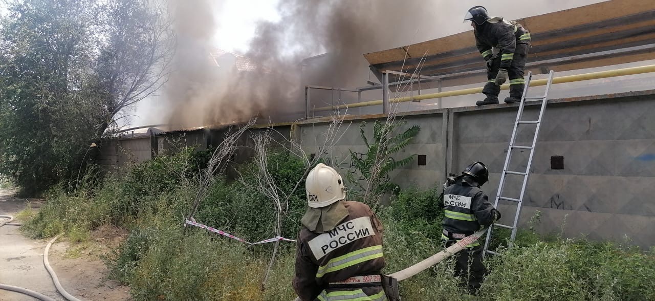 Пожарные тушат в Астрахани дом, два автомобиля и гараж