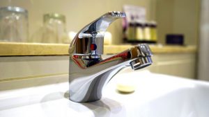 В Астрахани неизвестный оставил шесть домов без воды, перекрыв сети