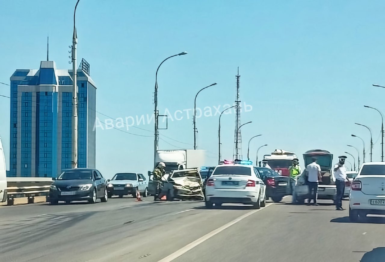 Три автомобиля столкнулись на Новом мосту в Астрахани