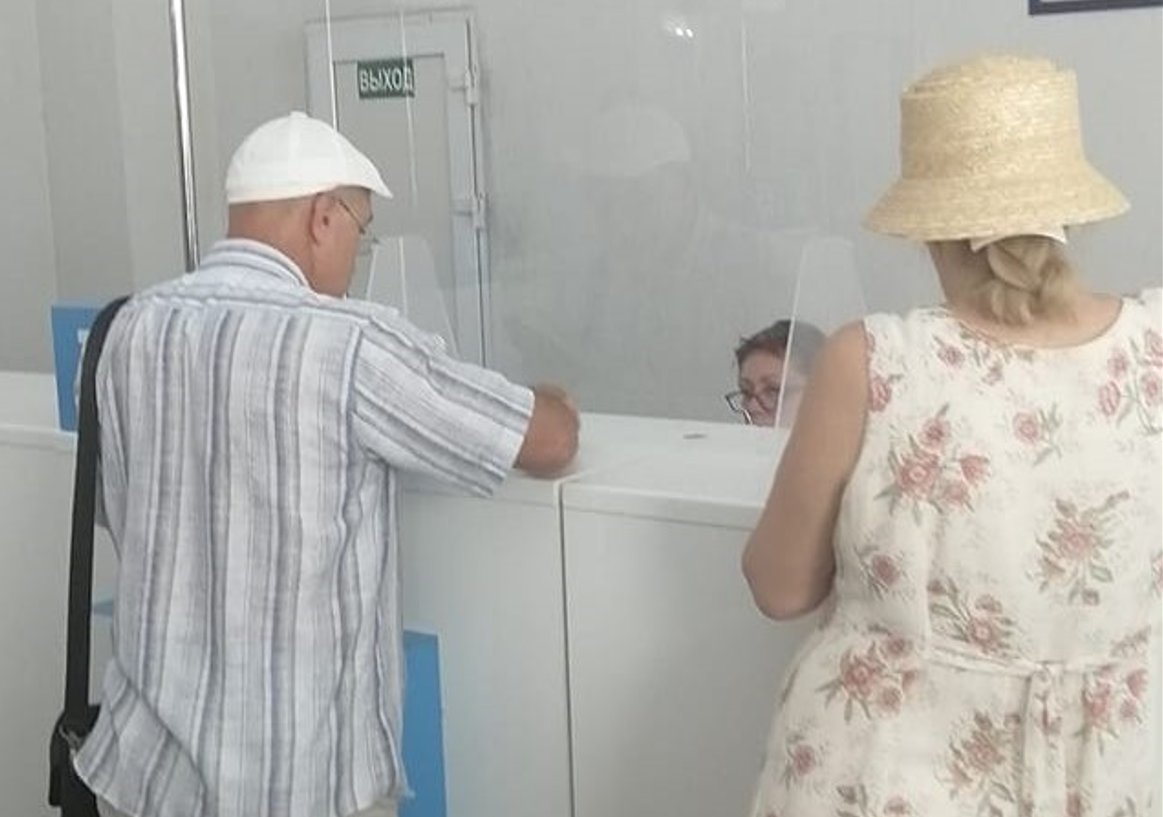 Без масок и с очередями: Главпочтамт Астрахани продолжает удивлять
