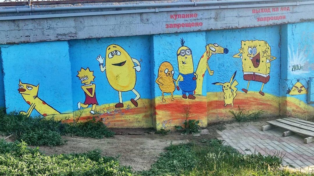 В Астрахани неизвестные украсили мост героями мультфильмов 2000-х