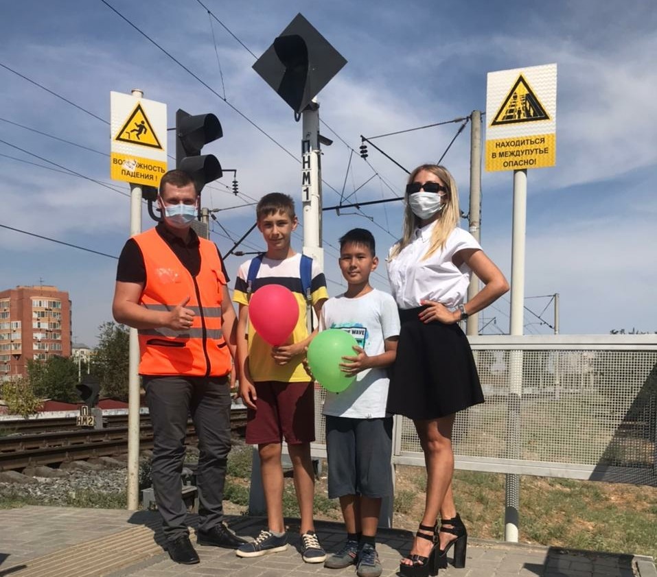 В Международный день светофора астраханцам напомнили о правилах безопасности вблизи железной дороги