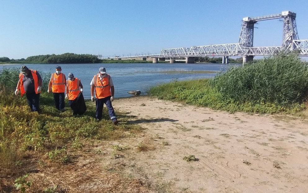 Астраханские железнодорожники собрали 200 кг мусора на берегу Кривой Болды