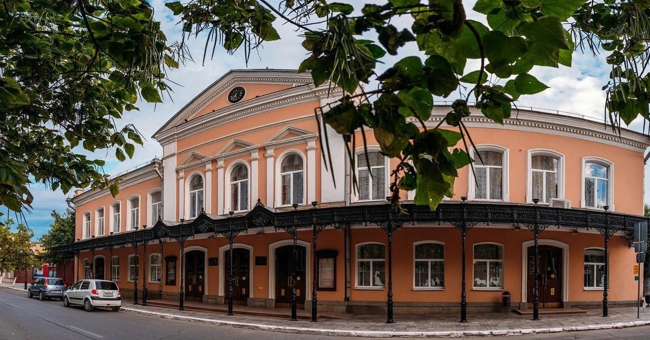 Астраханским театрам и спорткомплексам смягчили ковидные ограничения