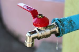 В правобережной части Астрахани отключили воду из-за аварии