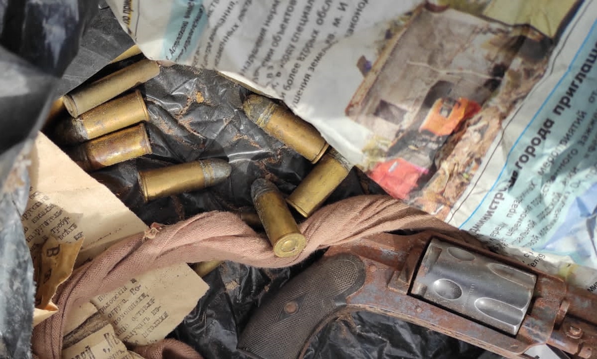 В заброшенном астраханском гараже обнаружили запасы старинного оружия