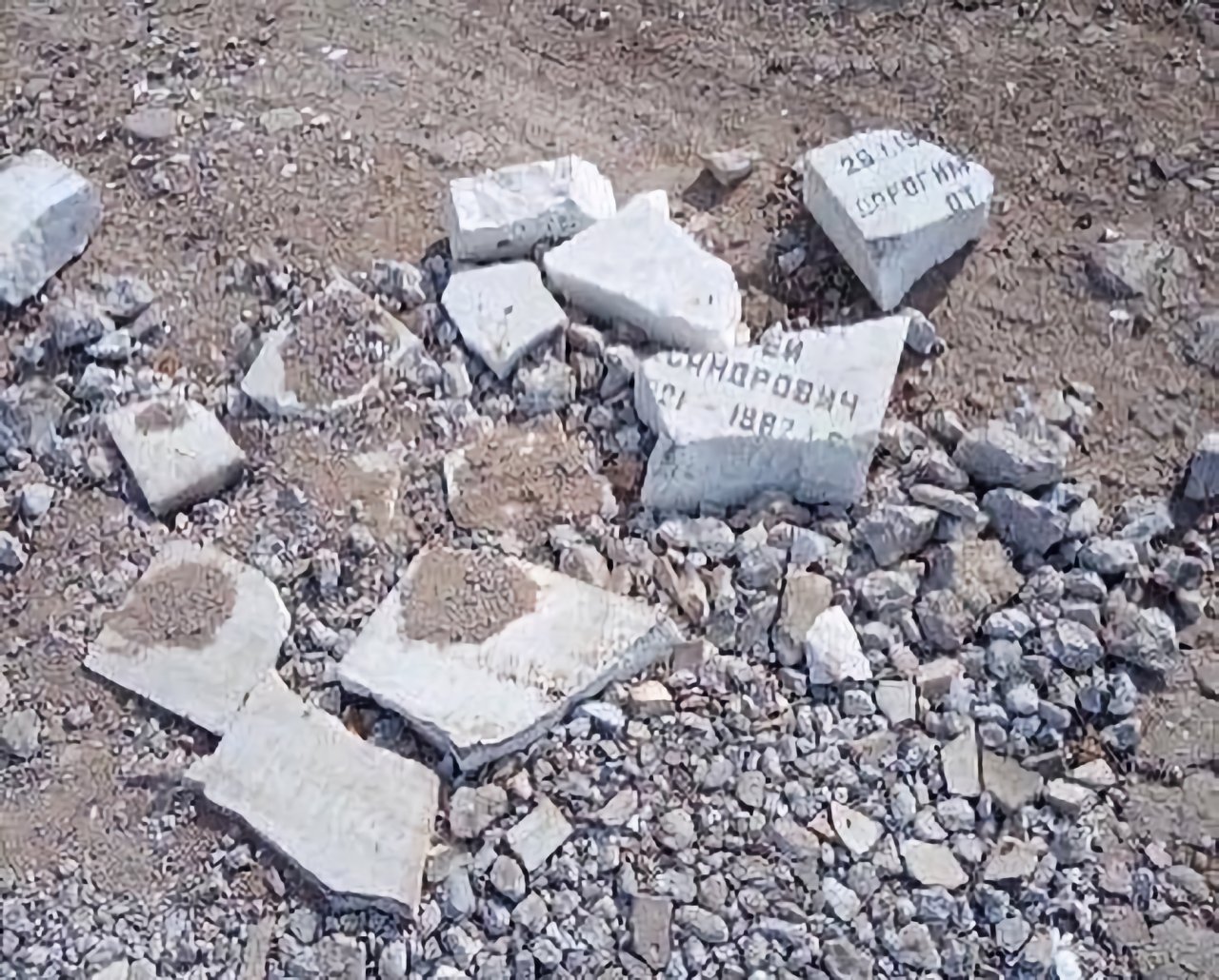 Власти выясняют, почему в астраханском поселке дорогу подсыпали надгробиями