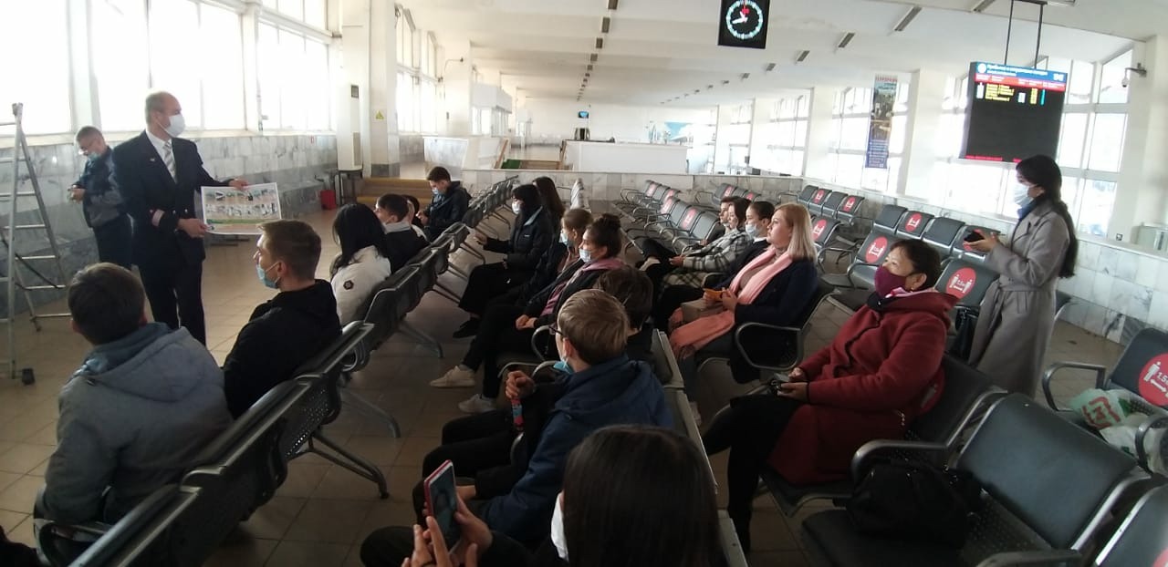 Школьники из Астраханской области побывали в роли машинистов пригородного поезда