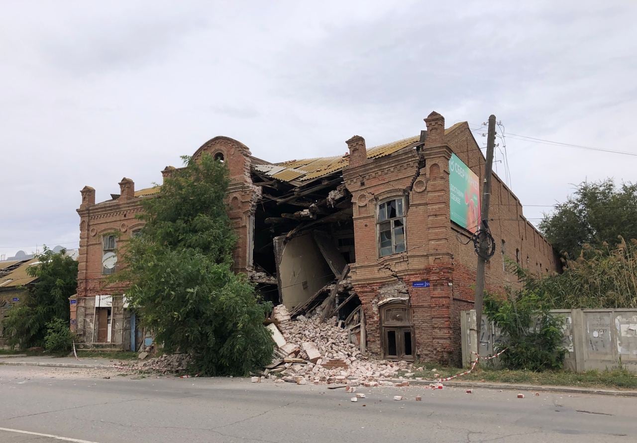 В Астрахани начали разбирать обрушившийся дом на Бакинской | 14.10.2021 |  Астрахань - БезФормата