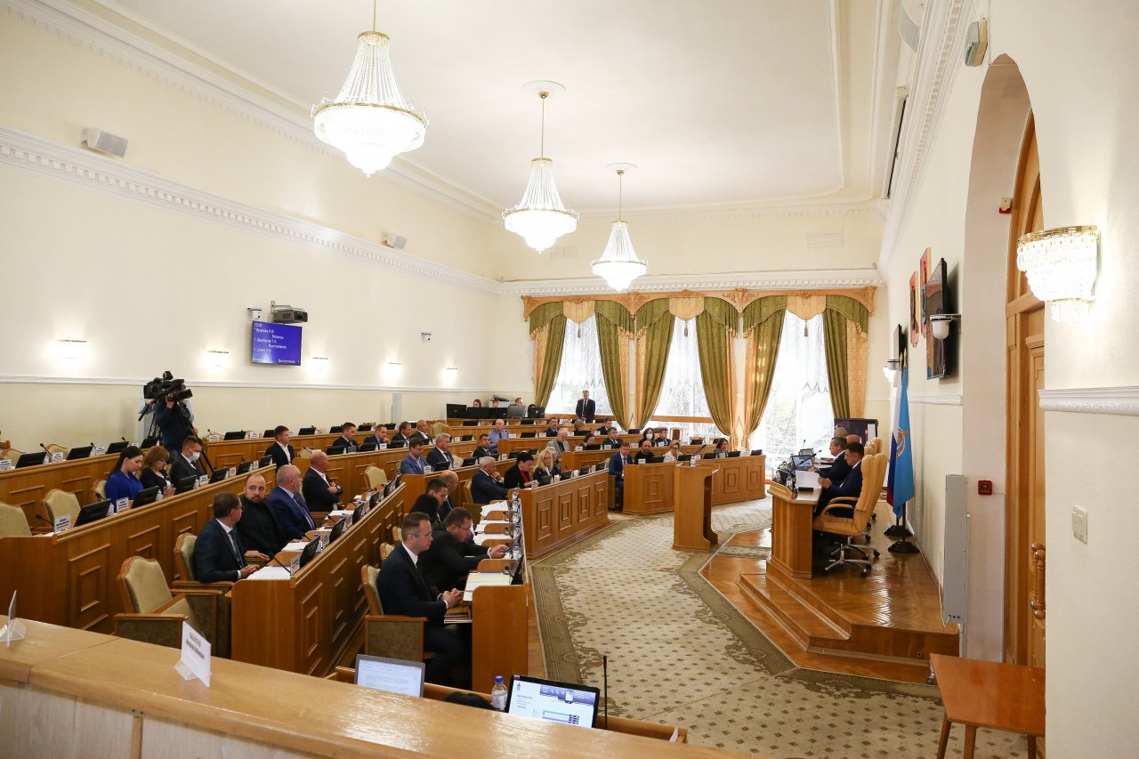 Депутаты изменили социальные гарантии для бывших астраханских губернаторов