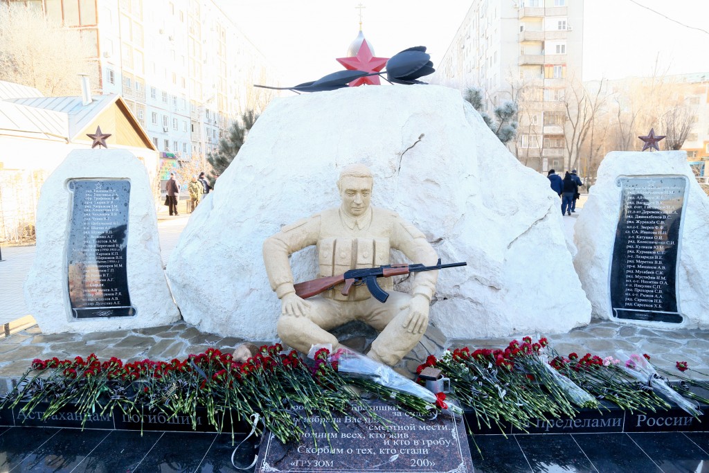 В Астрахани дети испортили памятник на аллее в Юго-Востоке-3