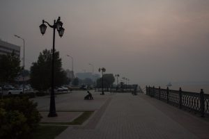 На Астрахань опустилась легкая дымка и запах гари