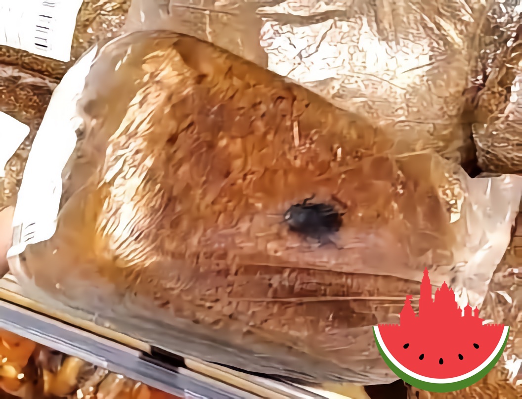 Хлеб с огромным тараканом обнаружил астраханец в «Пятерочке»