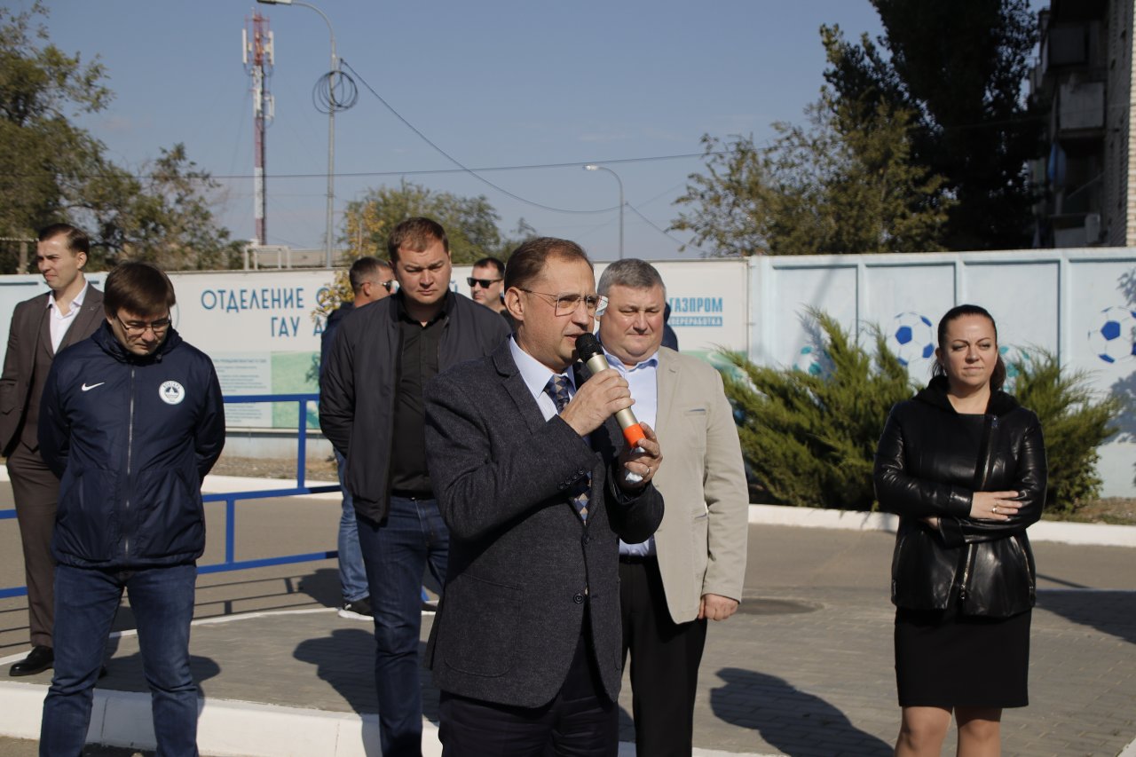 «Газпром переработка» подарила детской Академии футбола два автобуса