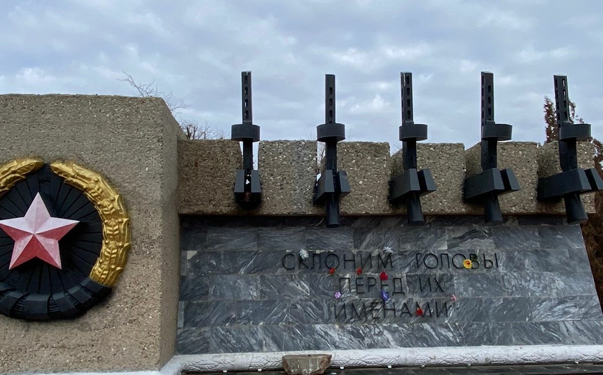 Вандалы осквернили братскую могилу в Астрахани