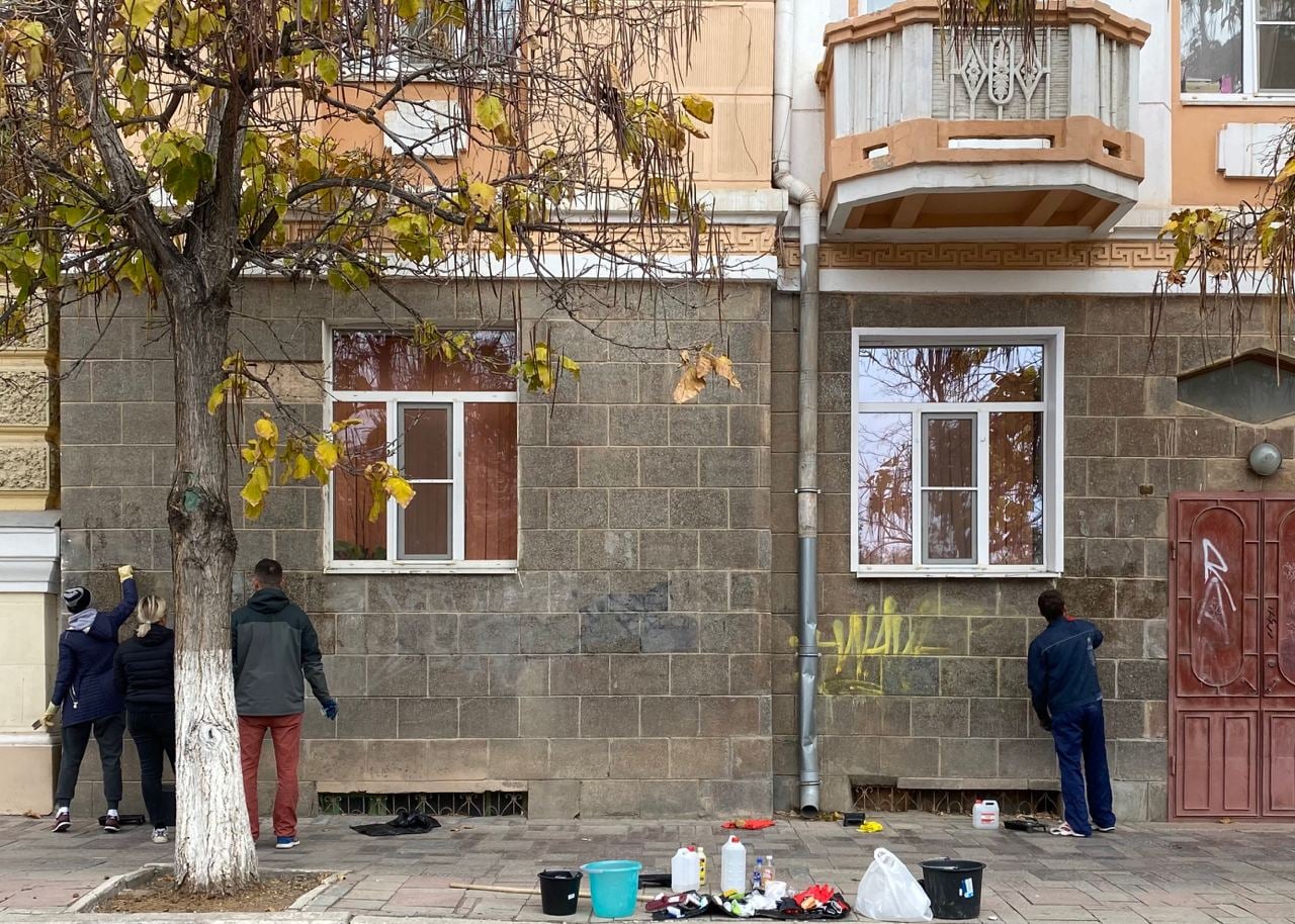 Активисты отмыли фасад дома в центре Астрахани