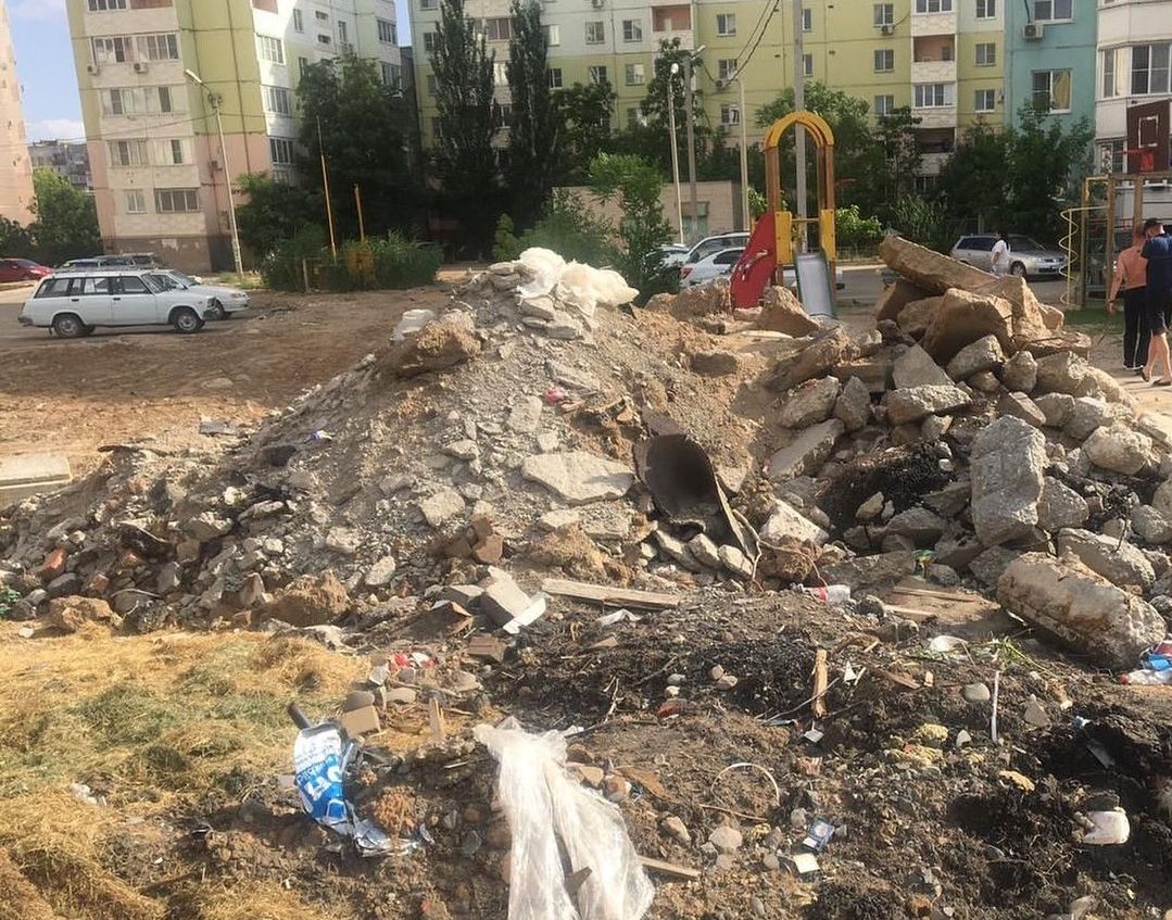 В Астрахани застройщика школы оштрафовали за горы мусора