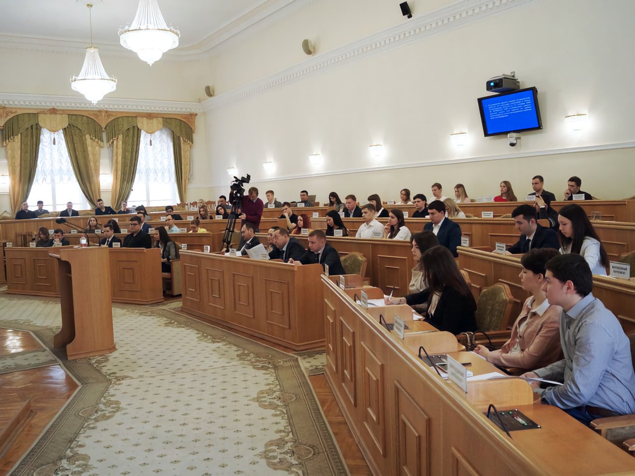 В Астраханской области ищут желающих войти в состав Молодежного парламента