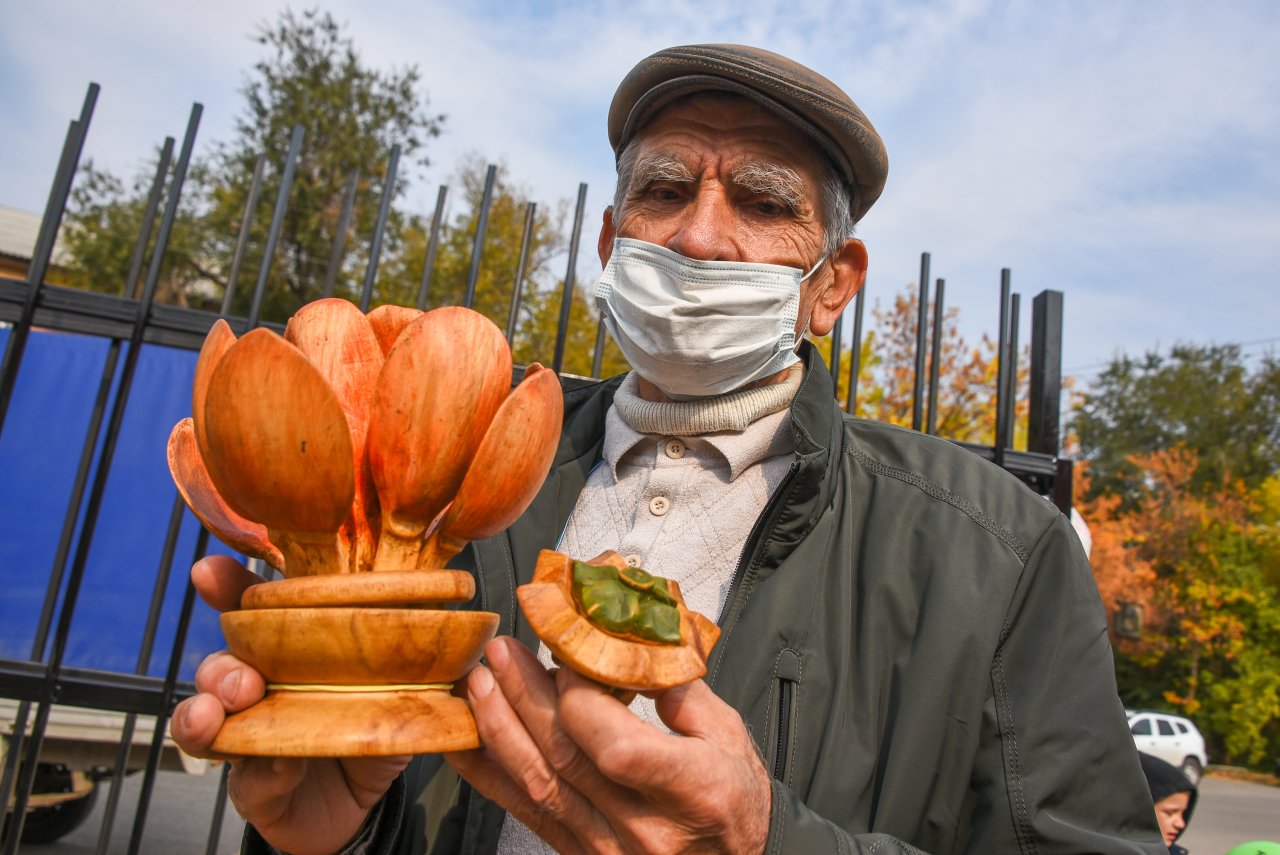 Астраханский мастер ломает стереотипы резьбы по дереву