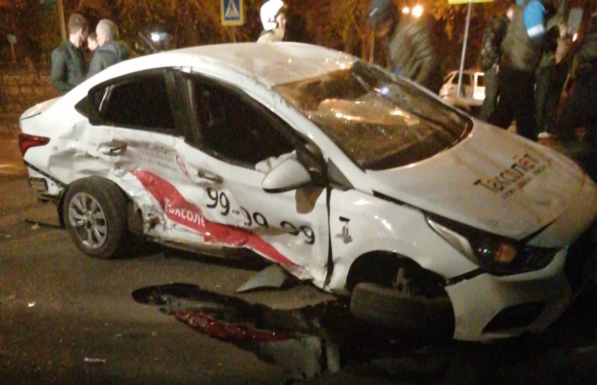 За ночь в Астрахани произошло две аварии с участием такси