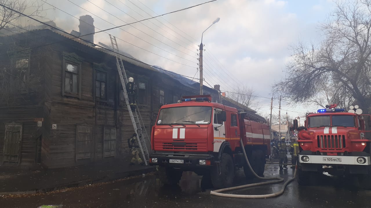 В Астрахани дотла сгорел многоквартирный дом