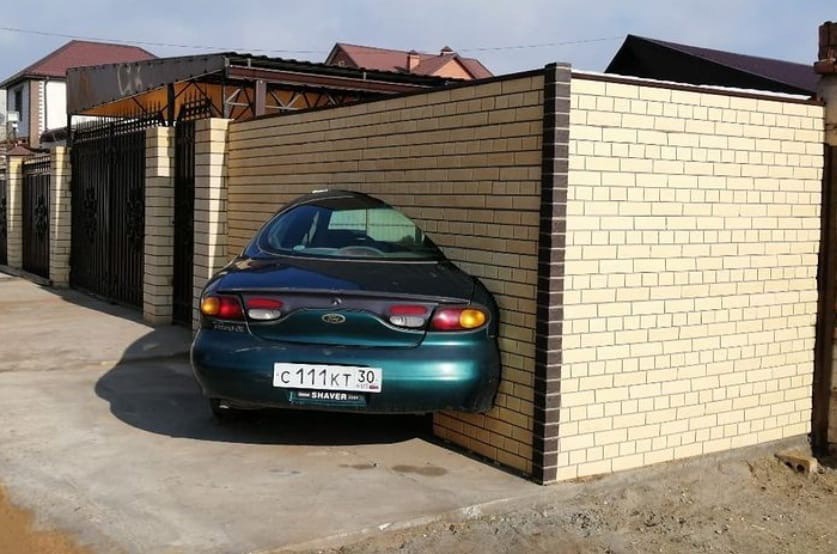 В Астрахани автомобиль замуровали в забор