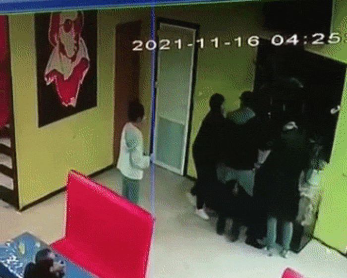 Вынесен приговор участникам избиения девушек в астраханском кафе