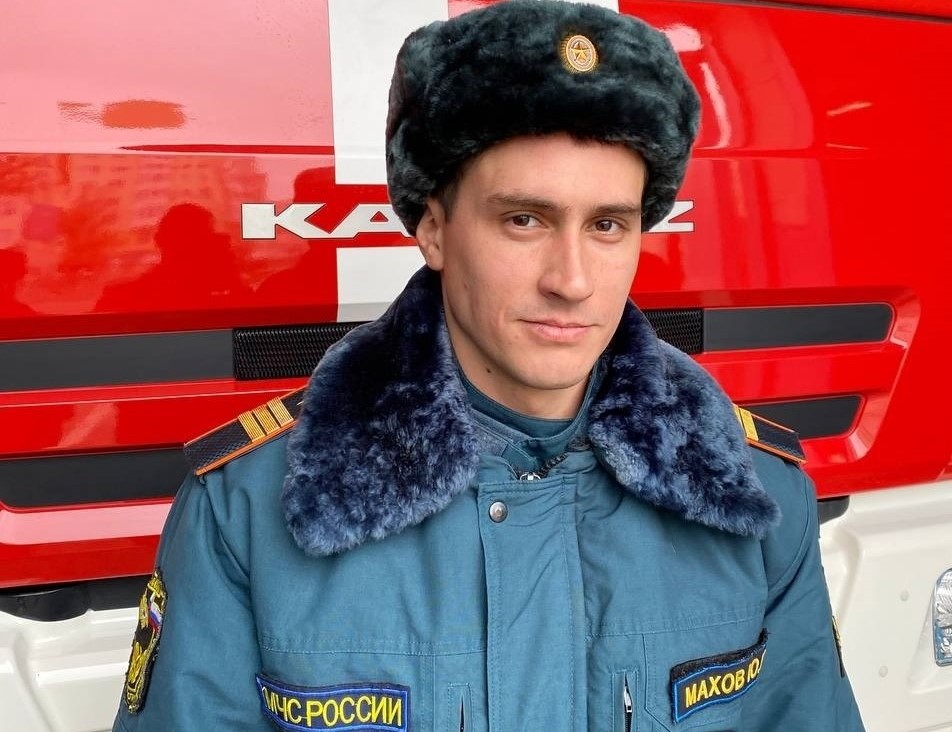 В Астрахани сотрудник МЧС в нерабочее время спас людей от пожара