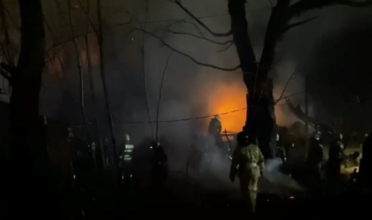 В центре Астрахани всю ночь тушили пожар в двух  домах