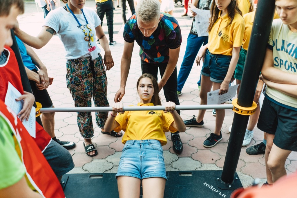 Астраханские власти хотят направить подростков в спорт, творчество и волонтерство