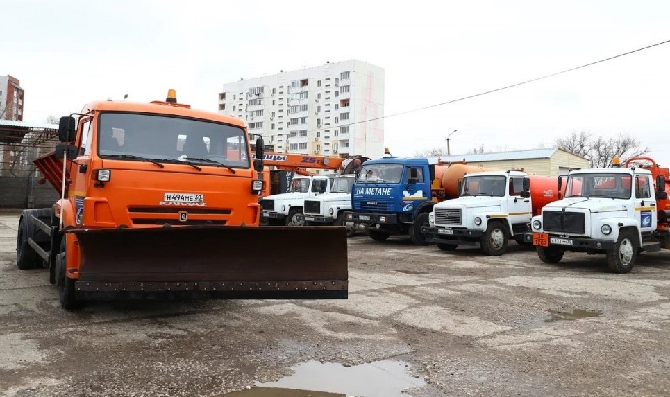 Астраханский губернатор осмотрел парк спецтехники в Нариманове