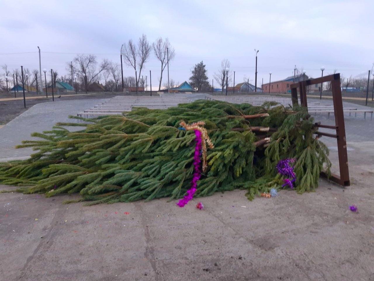 Вандалы невиновны: новогодняя елка в Казачьем упала сама