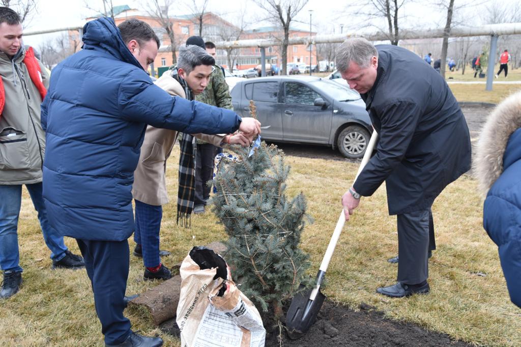 Игорь Бабушкин и Мария Пермякова высадили деревья в новом сквере Трусовского района