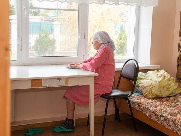 Под крылом «Заботы»: репортаж из астраханского дома-интерната для пожилых