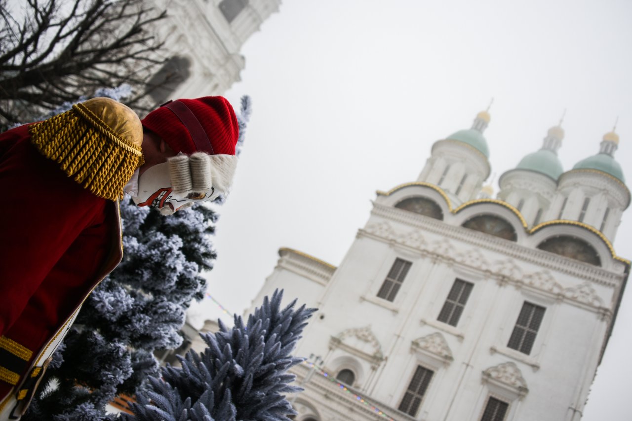 Звезды фигурного катания выступили на ледовом катке в Астраханском кремле