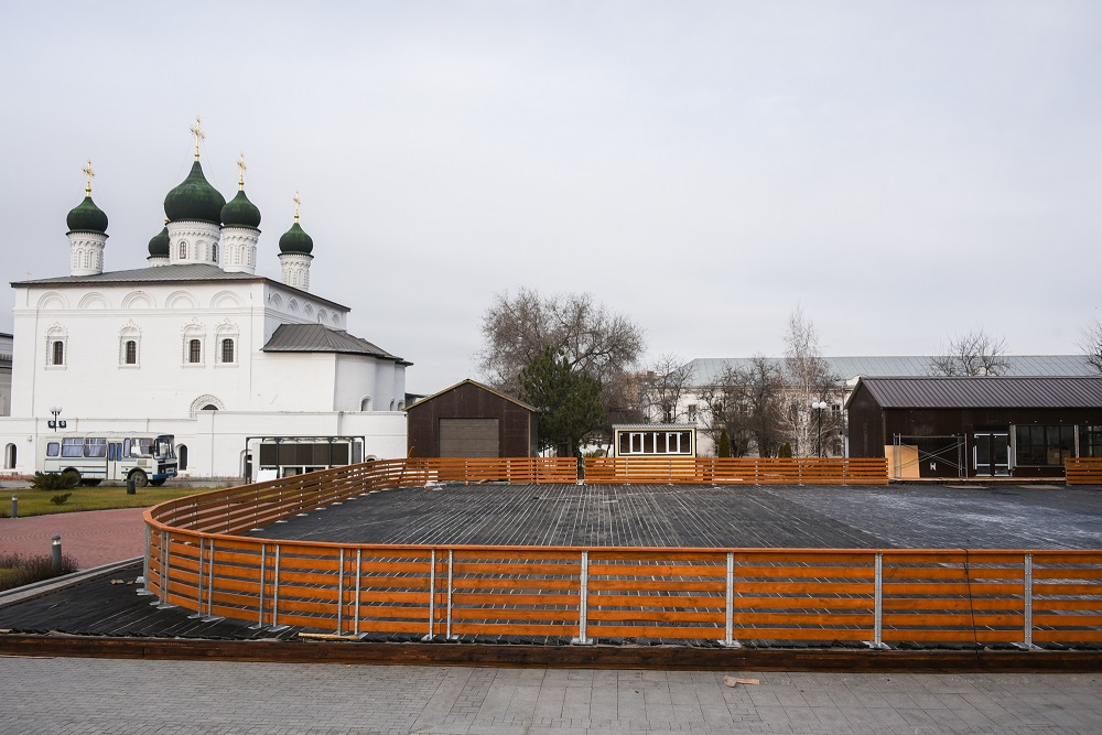 В Астраханском кремле возводят каток