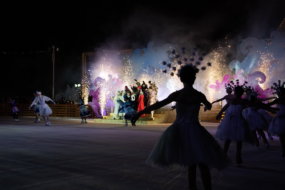 Астраханцы бесплатно увидели шоу на ледовом катке в кремле: как это было