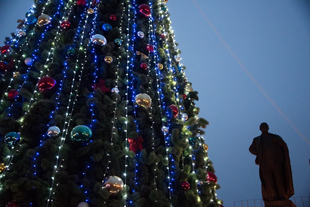 Астраханцы начали праздновать приближение Нового года гуляниями на площади Ленина