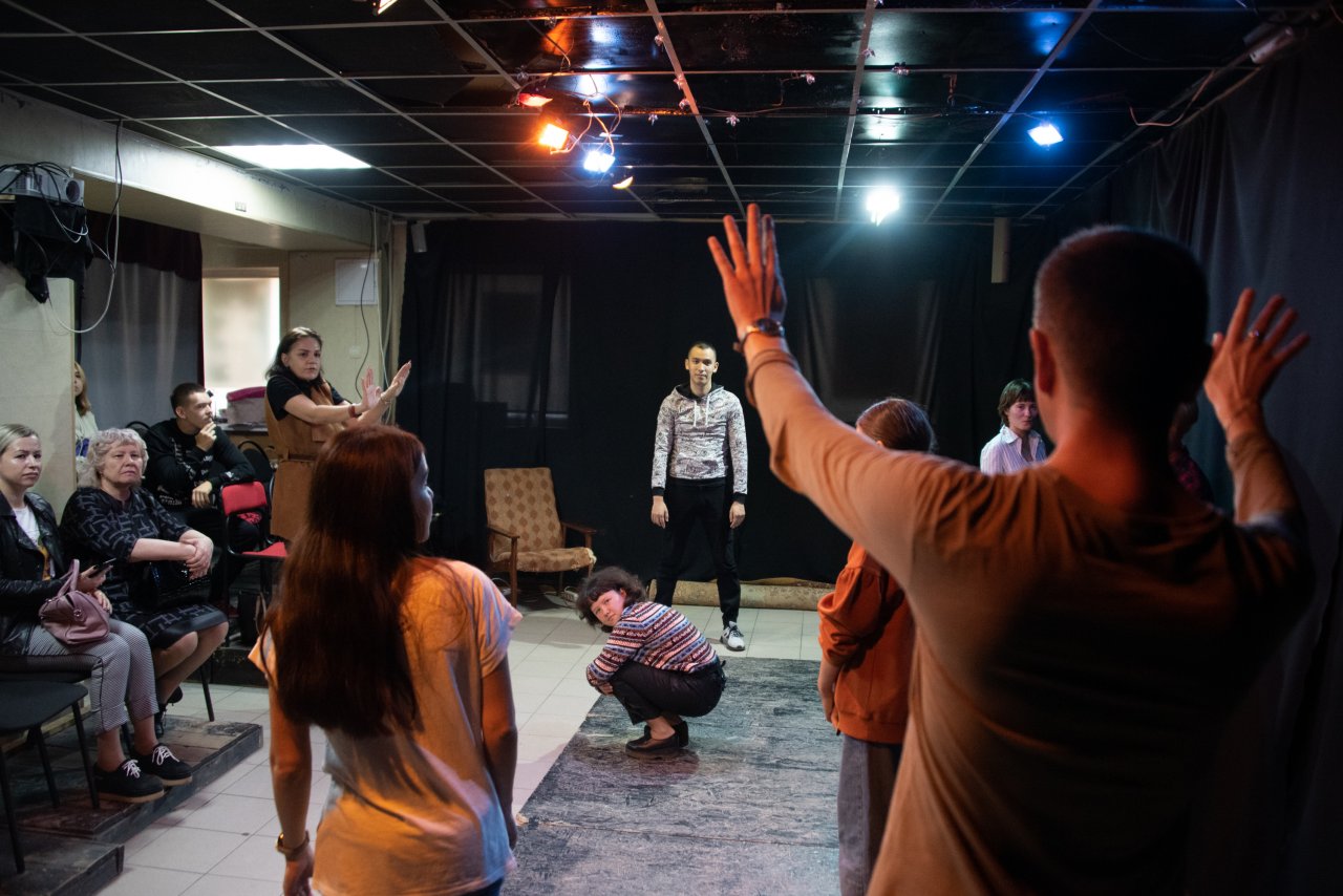 Астраханский «саботаж»: как взрослые люди с ментальными нарушениями покоряют театральную сцену