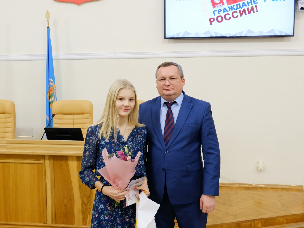 Пятнадцати школьникам торжественно вручили паспорта в Думе Астраханской области